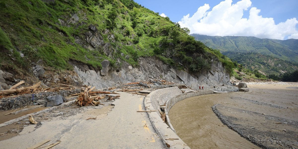 नेपालथोकबाट आँपघारीसम्मको सडक तीन दिनको प्रयासपछि बीपी राजमार्ग आजदेखि खुला