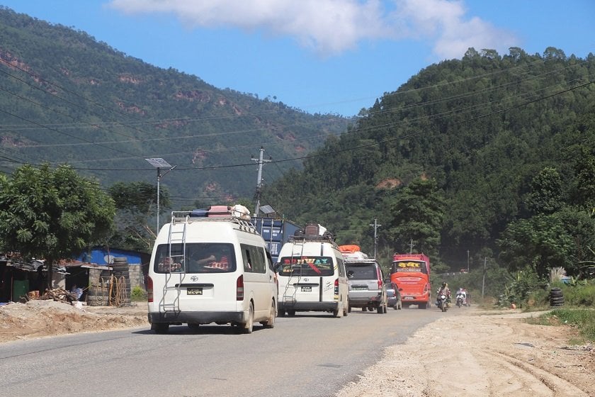 झ्याप्ले खोला अवरोध हटे संगै दुईतर्फी गाडी सञ्चालनमा