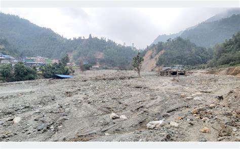 दक्षिणपूर्वीमा अवस्थित ललितपुरको गोटीखेल बजार बाढीले बगर बनायो , छ अर्बका संरचना ध्वस्त