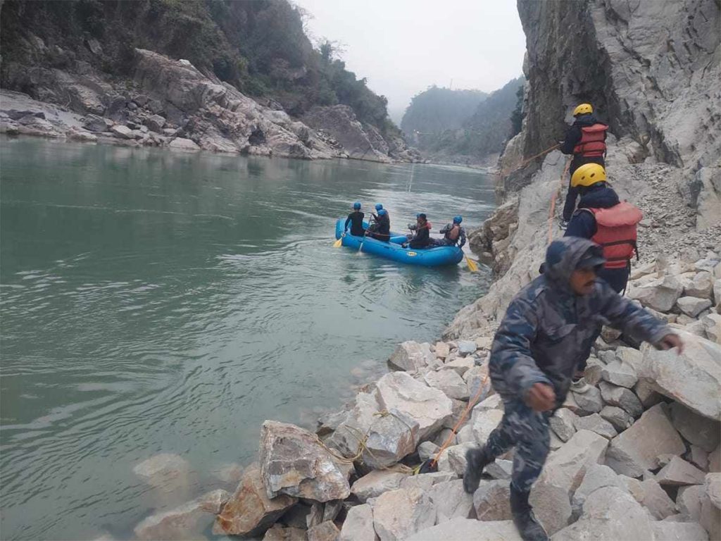 त्रिशूलीमा खस्यो ट्रक, ३ जनाको उद्धार