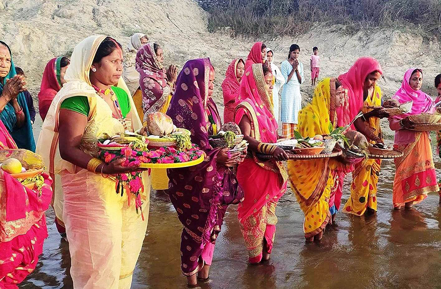 छठको मुख्य दिन आज, अस्ताउँदो सूर्यको पूजा गरिँदै