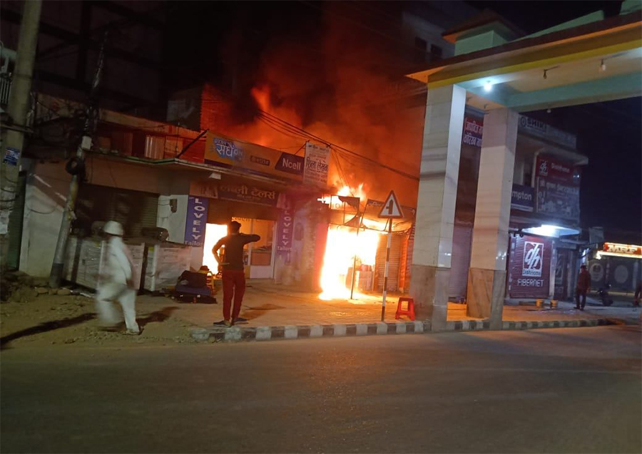 धनगढीको शहीद गेटका पसलमा आगलागी