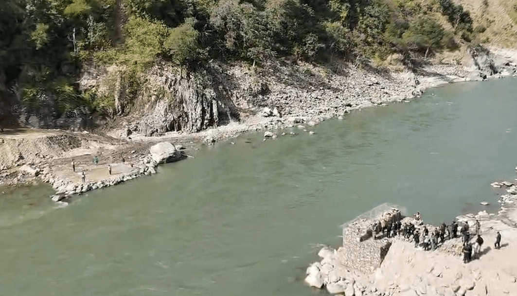 सगरमाथा लोकमार्गअन्तर्गत सुनकोशीस्थित फोक्सिङटारमा अस्थायी बेलिब्रिज जडान सुरु